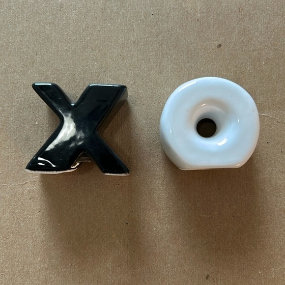 EUC mini XO salt and pepper shakers ceramic with plastic stoppers - Picture 1 of 6